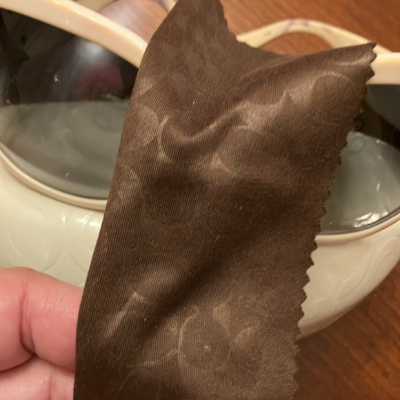 COACH WHITE ARABELLA SUNGLASSES. EXCELLENT CONDITION. WHITE EMBOSSED CASE. EUC - Picture 2 of 15